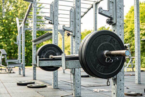 ATX Langhantel mit Gewichtsscheiben im Squat Rack des Outdoor Gym Limitless Herten