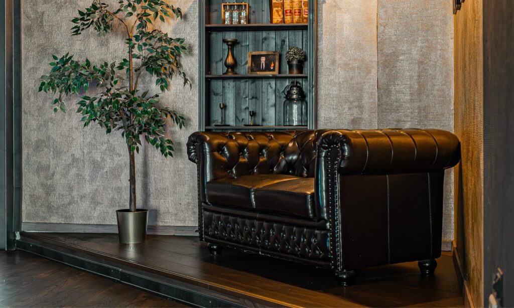 Schwarzer Chesterfield Sessel in der Lounge Ecke des Limitless Herten